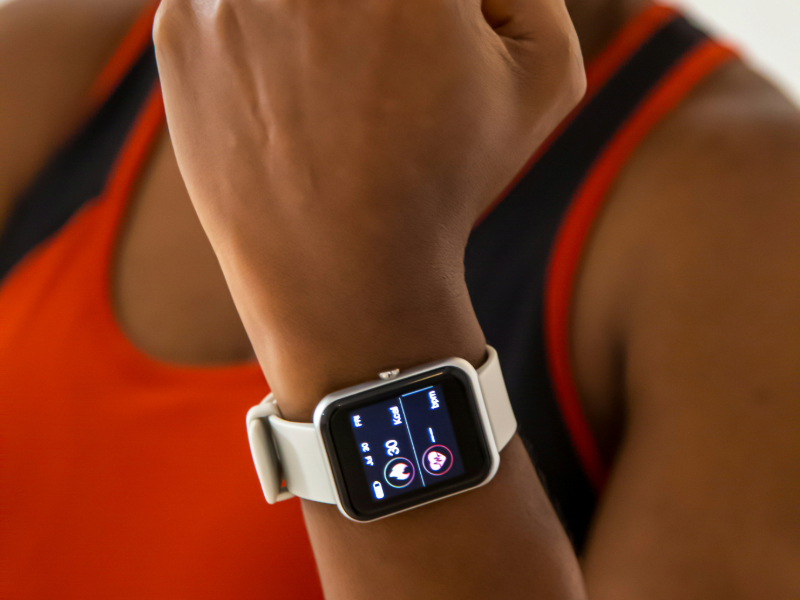 Clock showing 15 minutes next to dumbbells for an effective workout