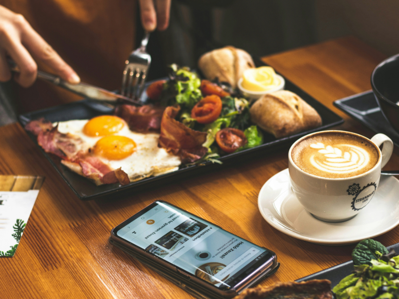 Fitness technology for beginners: A smartphone displaying a meal-tracking app for healthy eating.