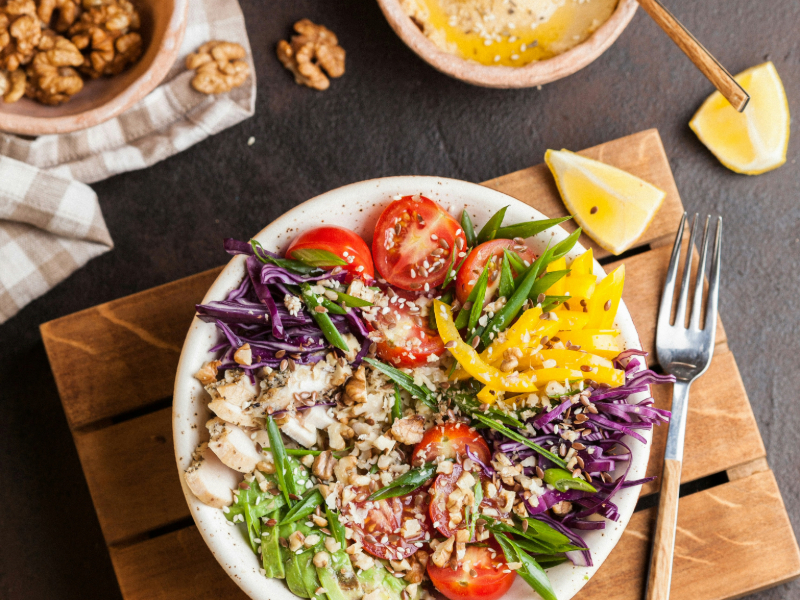 A balanced meal with grilled chicken, quinoa, and steamed vegetables, designed for muscle gain and fat loss.
