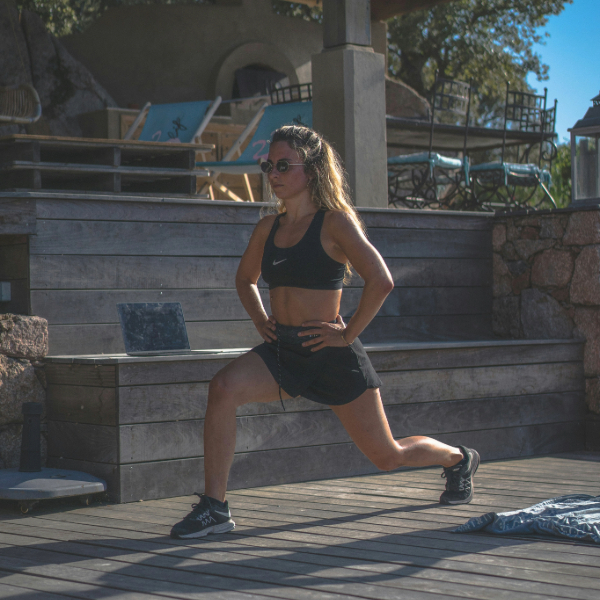 Best exercises for beginners: Lunges for leg and balance training.
