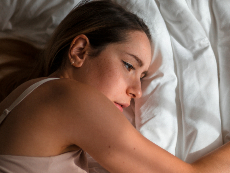 Image of a person sleeping poorly, representing how lack of sleep affects metabolism and the weight loss process.