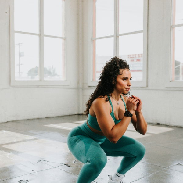 Best exercises for beginners: Squats to strengthen legs and glutes.